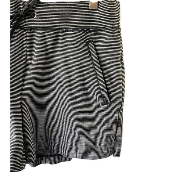 Athleta Gray Stripe Modern Metro Shorts Zip Back Pocket Women's Medium Tall MT - Picture 3 of 6